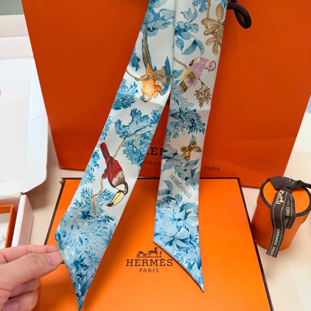 Hot Viral Hermès "Toucan & Floral" Blue Silk Twilly Scarf - Picture 4 of 7